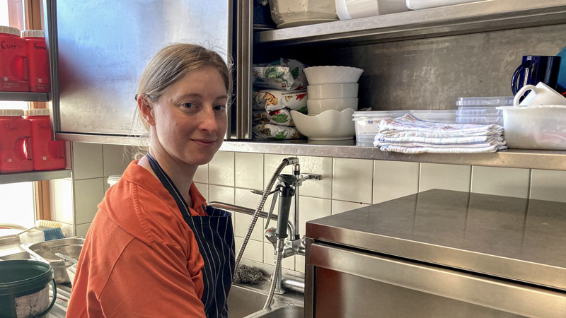 Christina Hansen vor der Metzgerei