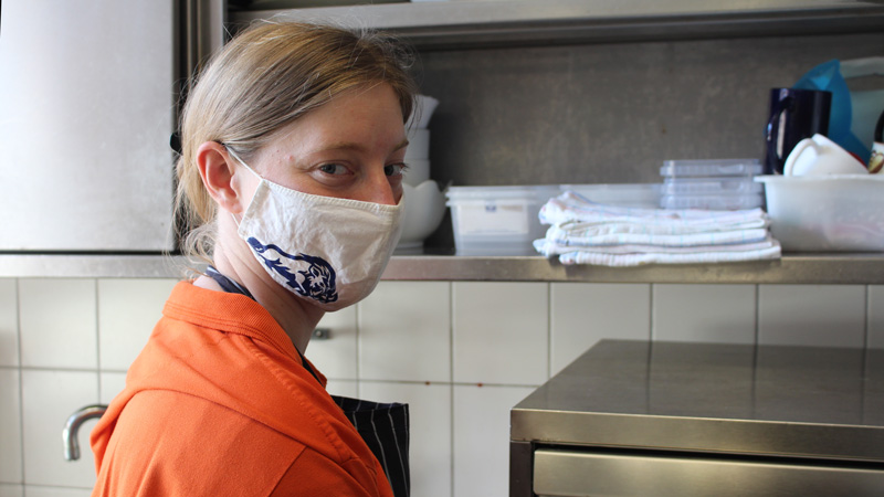 Christina Hansen als Spülhilfe